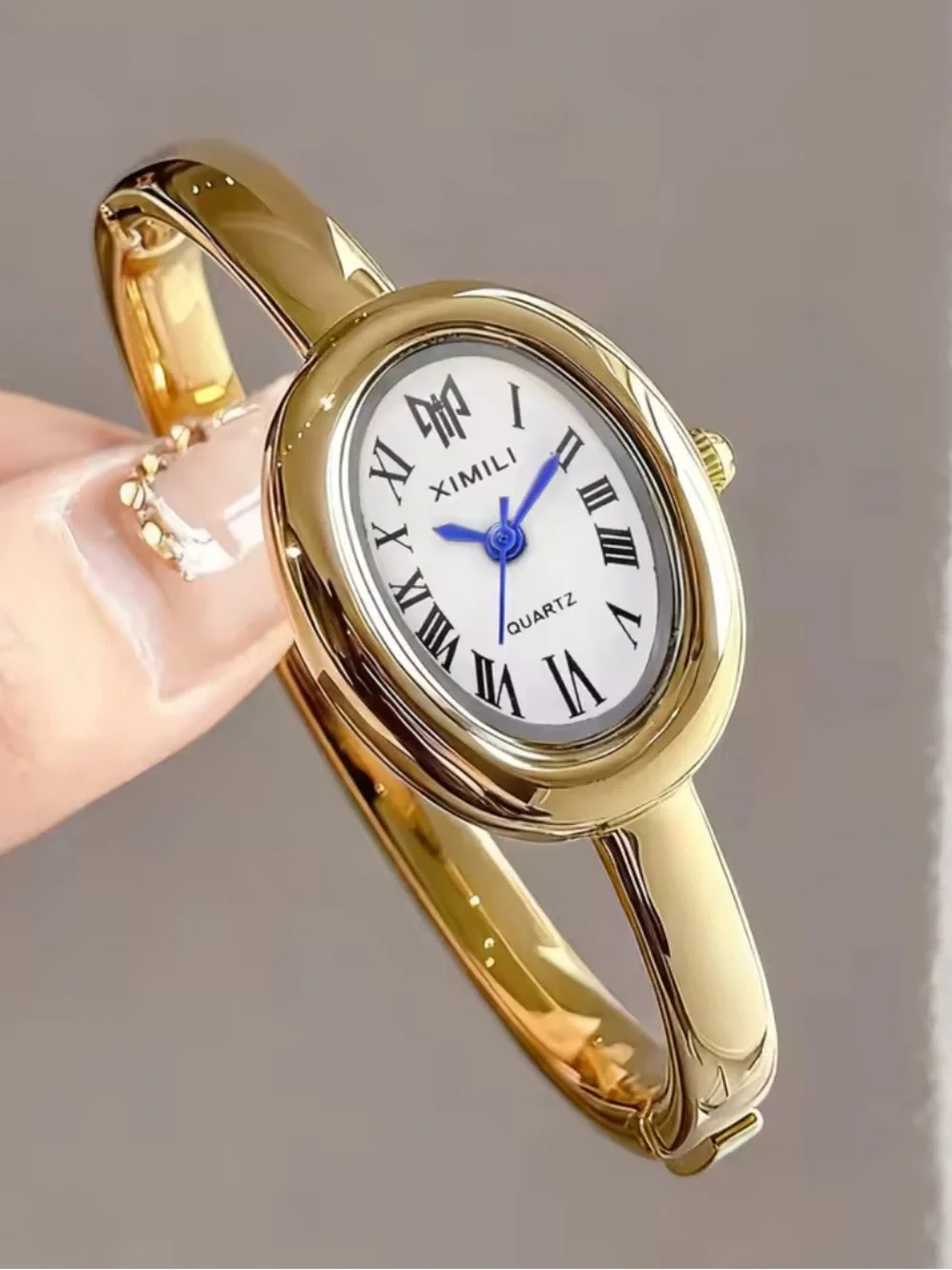 Baignoire Style Gold-Tone Oval Bangle Watch – Elegant Quartz Watch.